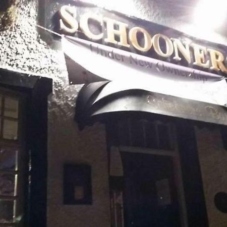Stunning 2-Bed Apartment Above Schooners Bar Neath Esterno foto