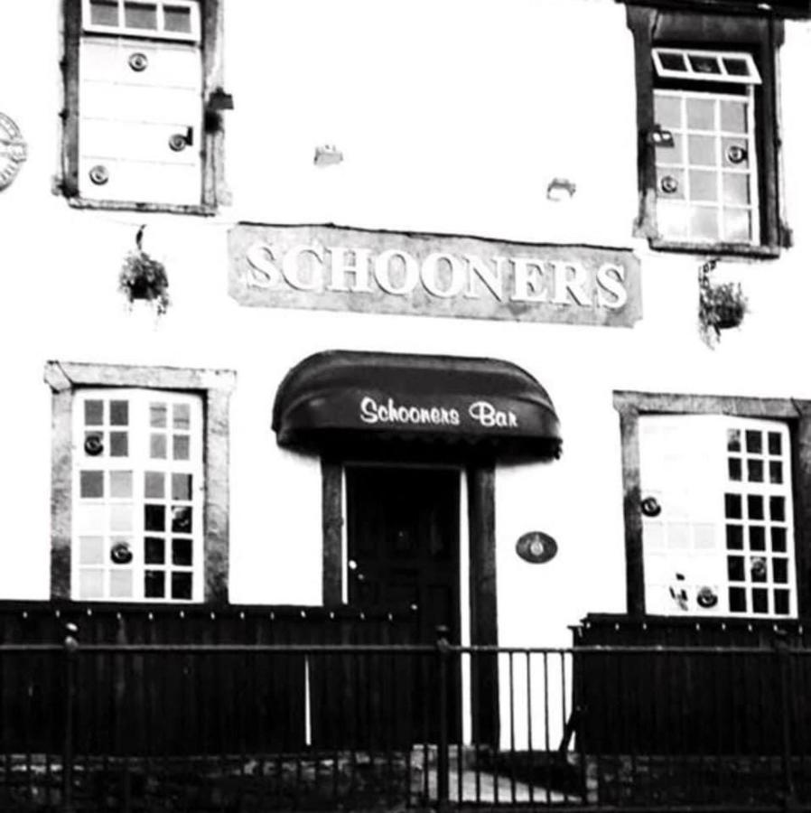Stunning 2-Bed Apartment Above Schooners Bar Neath Esterno foto
