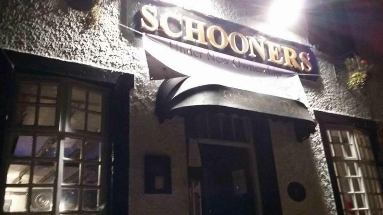 Stunning 2-Bed Apartment Above Schooners Bar Neath Esterno foto