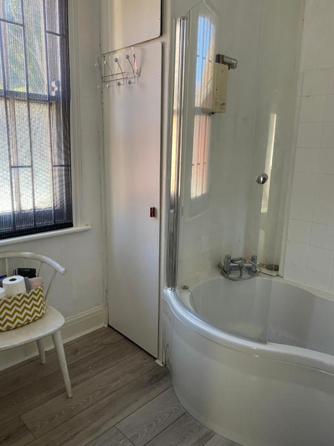 Stunning 2-Bed Apartment Above Schooners Bar Neath Esterno foto