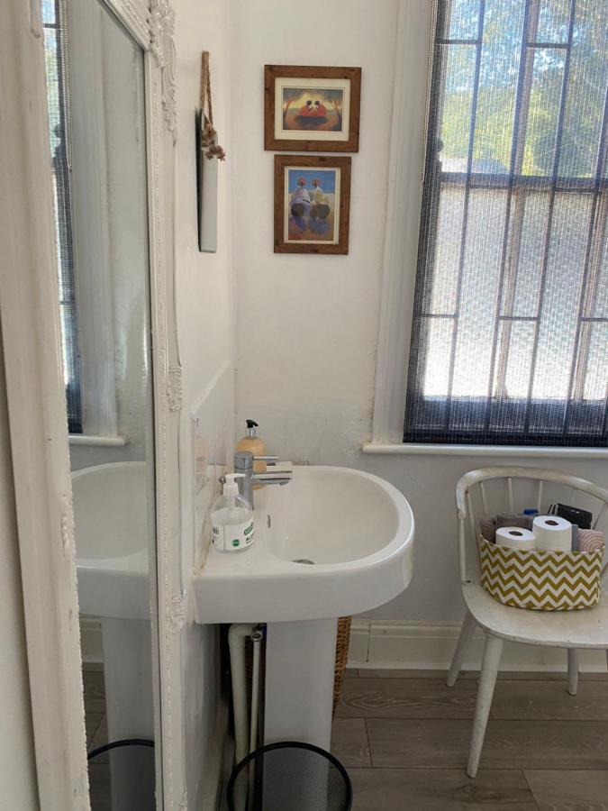 Stunning 2-Bed Apartment Above Schooners Bar Neath Esterno foto