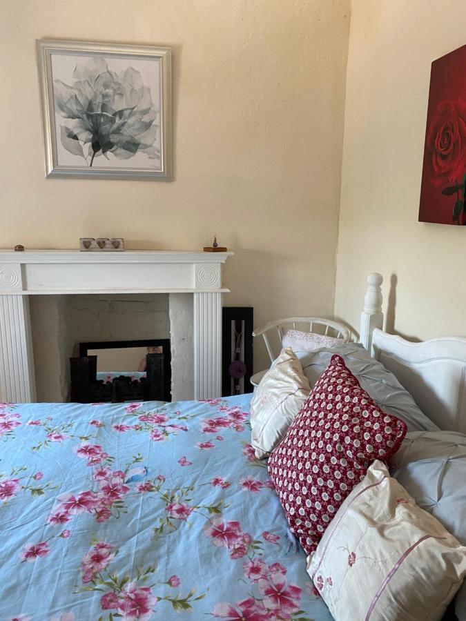 Stunning 2-Bed Apartment Above Schooners Bar Neath Esterno foto