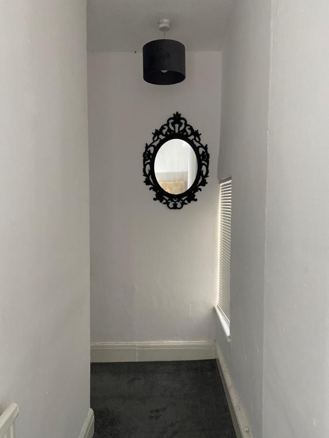 Stunning 2-Bed Apartment Above Schooners Bar Neath Esterno foto