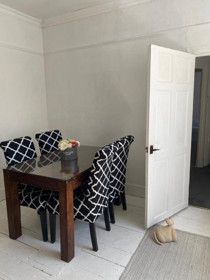 Stunning 2-Bed Apartment Above Schooners Bar Neath Esterno foto