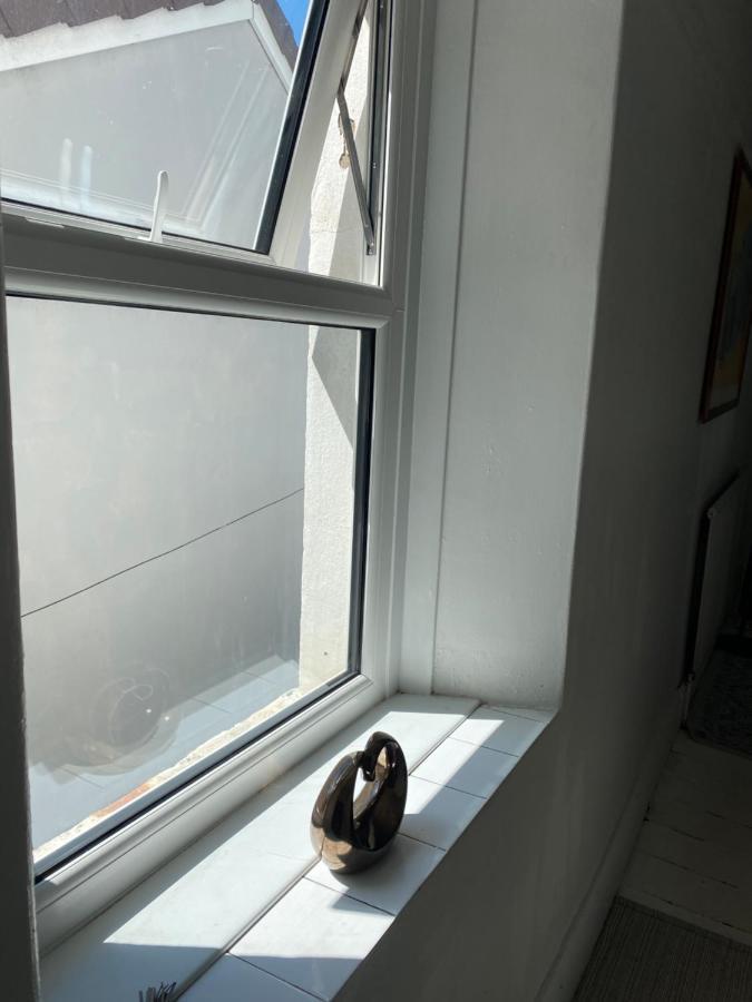 Stunning 2-Bed Apartment Above Schooners Bar Neath Esterno foto