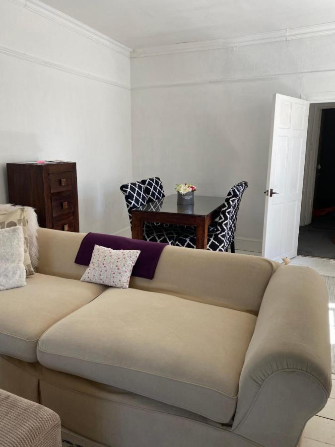 Stunning 2-Bed Apartment Above Schooners Bar Neath Esterno foto