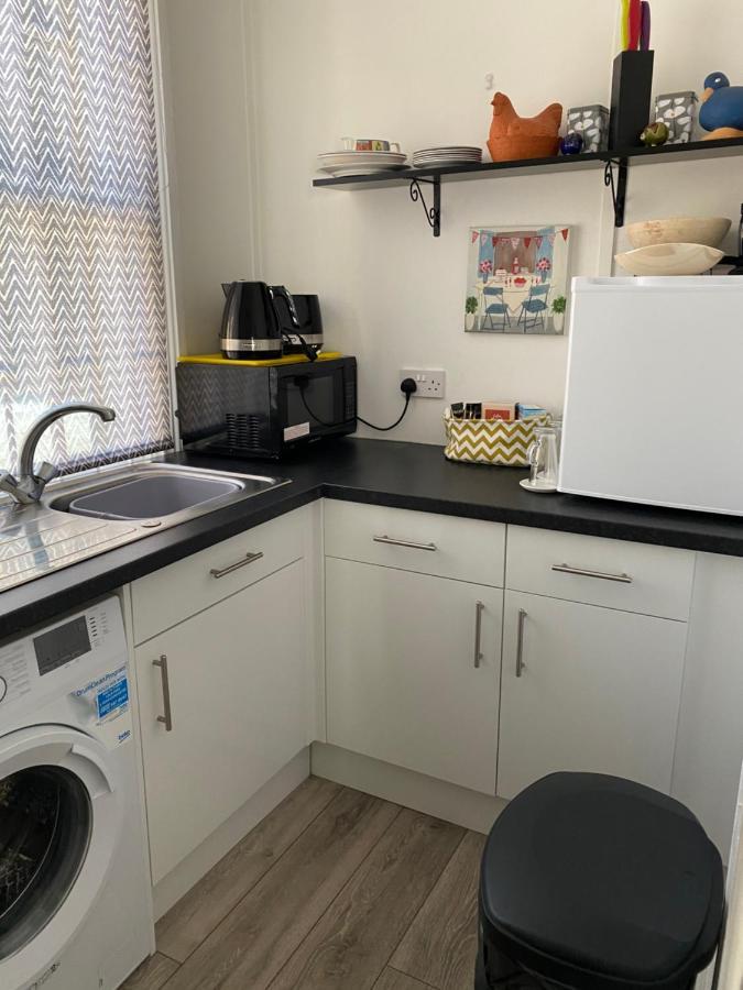 Stunning 2-Bed Apartment Above Schooners Bar Neath Esterno foto