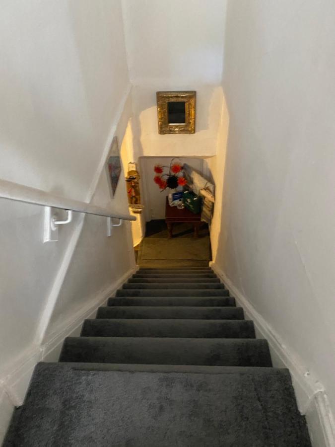 Stunning 2-Bed Apartment Above Schooners Bar Neath Esterno foto