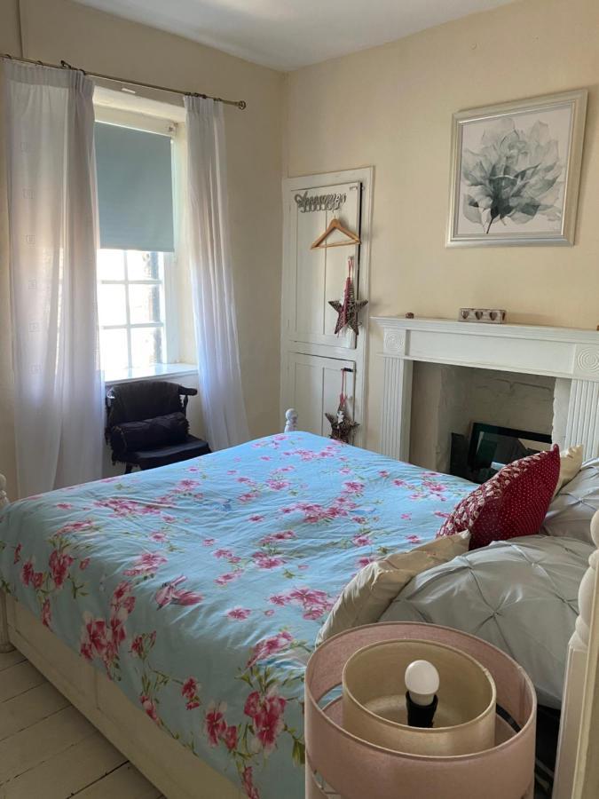 Stunning 2-Bed Apartment Above Schooners Bar Neath Esterno foto