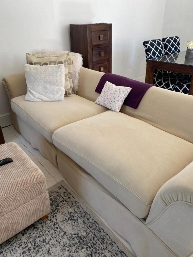 Stunning 2-Bed Apartment Above Schooners Bar Neath Esterno foto