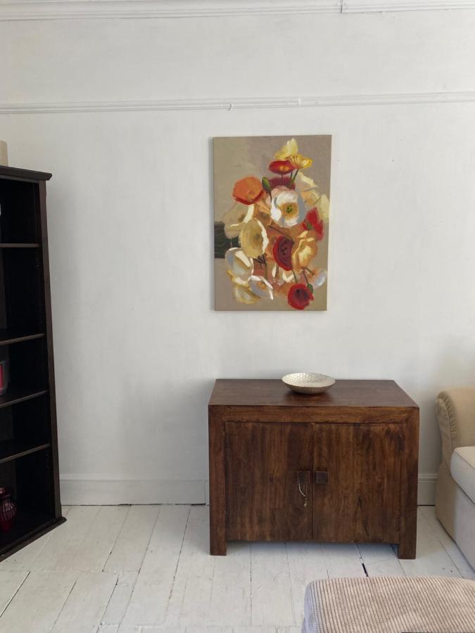 Stunning 2-Bed Apartment Above Schooners Bar Neath Esterno foto