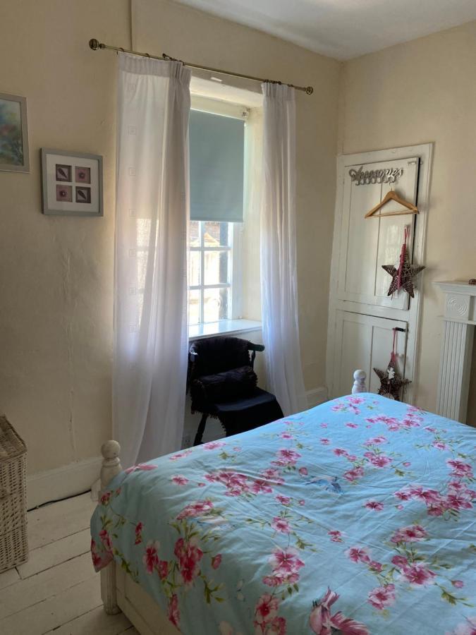Stunning 2-Bed Apartment Above Schooners Bar Neath Esterno foto
